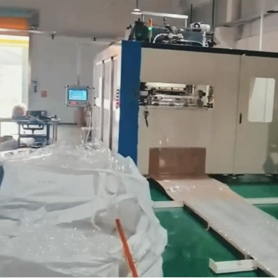 宏浩智能设备客户工厂生产盛装蓝莓盒子